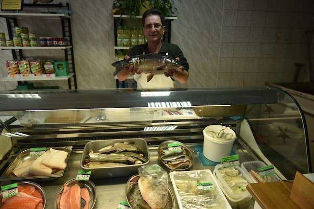 W sklepie rybnym przy ulicy Wojska Polskiego - Janusz Gąsiorowski ma w swojej ofercie karpia sprzedawanego w różnych postaciach
