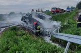 Pożar samochodów w Helenowie gm. Krasne. Samochody spłonęły 16.05.2021 po zderzeniu. Zdjęcia