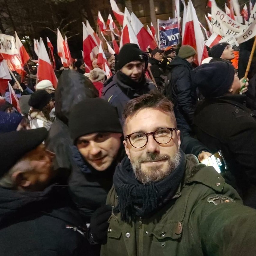 Poseł Radosław Fogiel podczas manifestacji