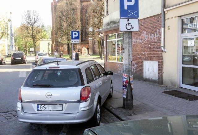 Nie wszystkim kierowcom wygodnie jest zaparkować na kopercie przy Starym Rynku. 