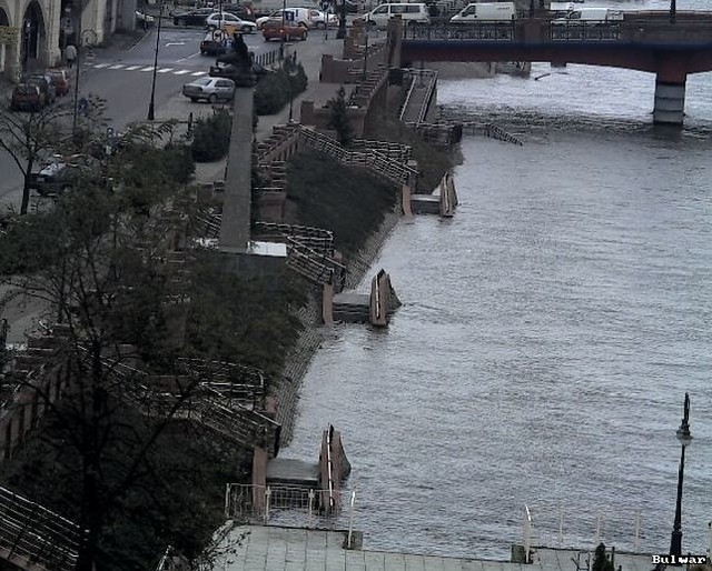 Tak wygląda bulwar zalany Wartą (zdjęcie z miejskiego monitoringu wykonane dziś o 12.00)