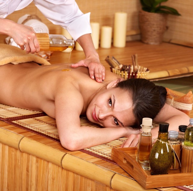 masaż ciała olejem arganowym, ma właściwości przeciwstarzeniowe, wpływa na odpowiednie nawodnienie, odżywienie i odnowę komórkową skóry.