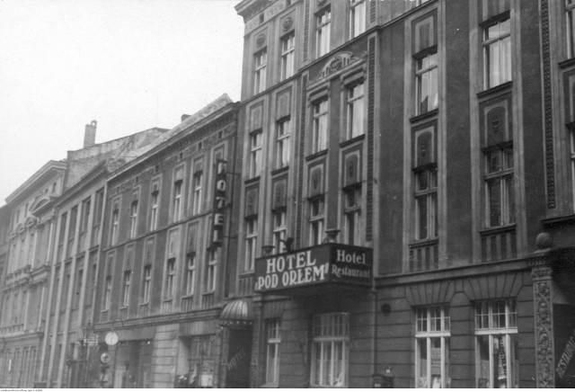 Hotel „Pod Orłem” z ulicy Mostowej w swojej długiej historii był świadkiem wielu wydarzeń. Zdjęcie pochodzi z maja 1935 roku, zostało więc zrobione dziewięć lat po strzelaninie, w której m.in. ciężko ranny został policjant