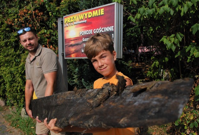 Klepka z drewnianymi kołkami jest naturalnie wygięta. Była smołowana. Wiele wskazuje, że jest to fragment dawnej łodzi słowiańskiej. Ocenią to eksperci z Gdańska. 