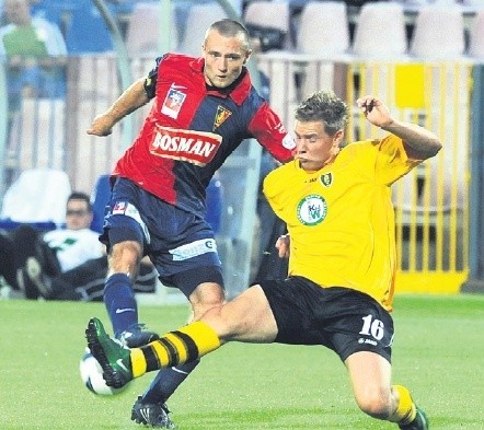 W poprzednim sezonie Pogoń gładko ograła GKS Katowice 3:0. Teraz otaki wynik będzie dużo trudniej. Z lewej atakujący portowców, PiotrPrędota.