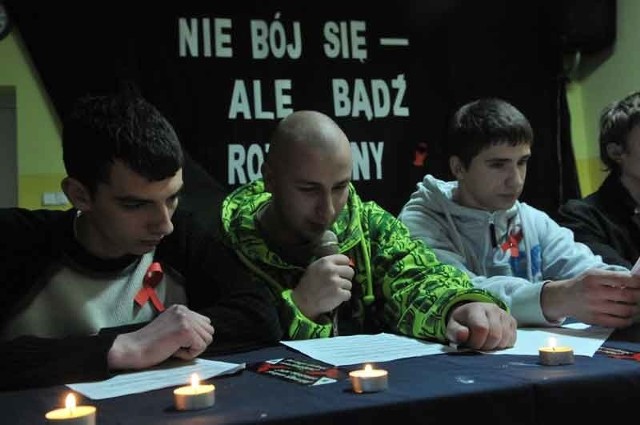 Uczniowie znaleźli wypowiedzi nosicieli wirusa HIV w internecie. Poruszające historie czytali: Tobiasz Radny, Emil Raczkowiak, Kamil Golon i Krzysztof Dąbrowski.