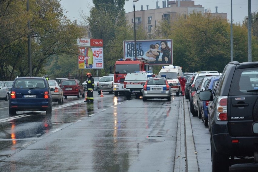 Kraków. Zderzenie karetki z autem osobowym na Doktora Twardego. Jedna osoba trafiła do szpitala