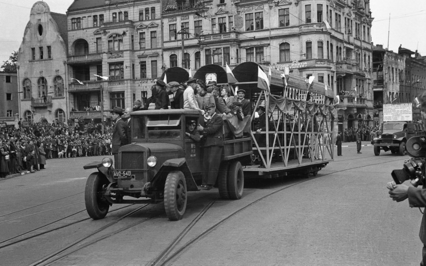 Rok 1948. Pochód przechodzi ul. Duboisa