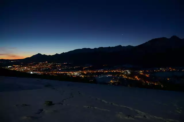 Oto kilka miejscówek na Podhalu, które oferują rewelacyjny widok na Tatry. Jedne są spektakularne i pozwalają obejrzeć pełną panoramę Tatr, nawet bez wychodzenia z samochodu. To idealne punkty do obserwacji wschodu słońca.