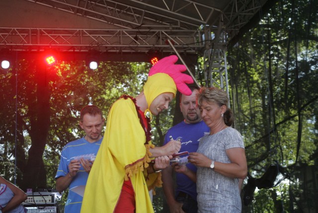 „Wakacje z drobiowym smakiem” to tytuł festynu, który odbył się w sobotę na usteckiej promenadzie. W programie były: degustacja mięsa drobiowego, konkursy z nagrodami, konsultacje dietetyków, wystawa drobiu ozdobnego oraz wykład pt. „Historia świata przez kurczaka”. 