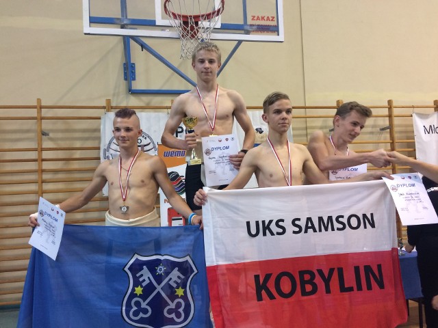 Krzysztof Szpakiewicz (drugi z lewej) na podium Pucharu Polski