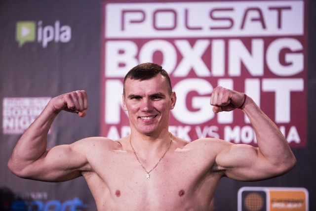 Mateusz Masternak podczas piątkowego ważenia zawodników przed galą Polsat Boxing Night w Tauron Arenie w Krakowie.