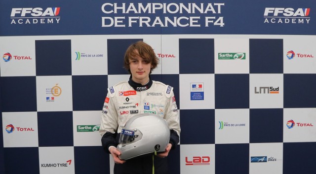 15-letni Aleks Karkosik, wschodząca gwiazda wyścigów, wystartował w miniony weekend w czwartej rundzie francuskich mistrzostw Formuły 4. Na słynnym torze Magny-Cours debiutant z Torunia w trzech z czterech wyścigów finiszował w punktowanej dziesiątce.