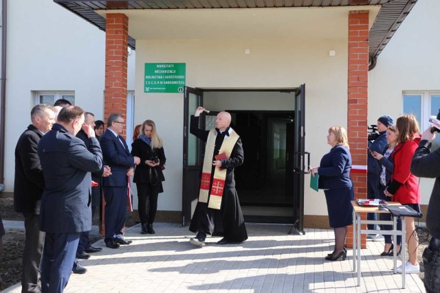 Budynek poświęcił ksiądz dr Grzegorz Dudek, proboszcz Parafii Chrystusa Króla Jedynego Zbawiciela Świata w Sandomierzu.