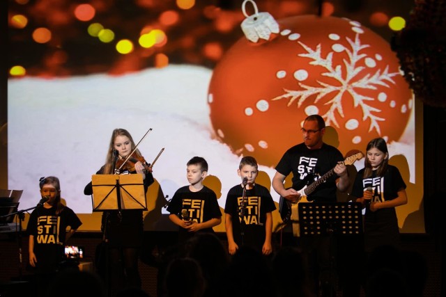 VI Festiwal Kolęd i Pastorałek odbył się w piątek w Kujawsko-Pomorskim Centrum Kultury w Bydgoszczy. W konkursie dla dzieci z niepełnosprawnością intelektualną wzięły udział 72 osoby. W kategorii „Zespoły” zwyciężyły ex aequo: zespół z OSW w Tucholi i zespół „Internacki Beat” z SOSW nr 3 w Bydgoszczy. Wśród solistów najlepsza okazała się Weronika Majchrzak z Branżowej Szkoły nr 6 w Bydgoszczy.