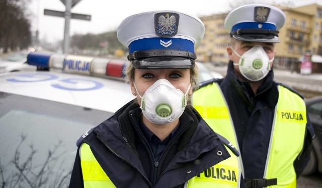 Policjanci pracują w smogu. Należy im się dodatkowy urlop?