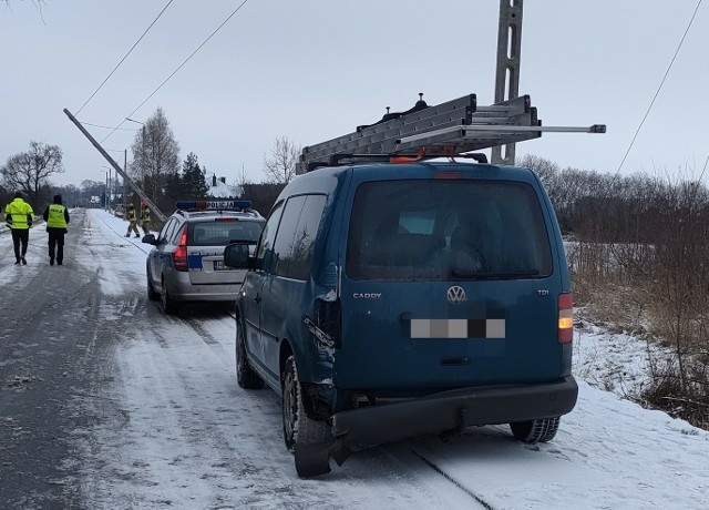 Do wypadku doszło w pobliżu Starego Kiełbowa w powiecie białobrzeskim. Tam samochód uderzył w słup energetyczny.