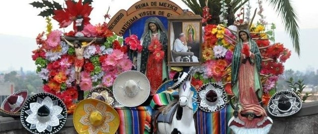 Na wzgórzu za starą bazyliką można oglądać kolorowe kapliczki z obowiązkowym zdjęciem ukochanego przez Meksykanów Jana Pawła II.