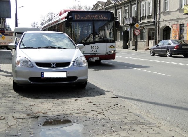 Tak zaparkowane samochody na chodniku przy ulicy 25 Czerwca utrudniają wyjazd sprzed wieżowców przy ulicy Żeromskiego 74 i 76.