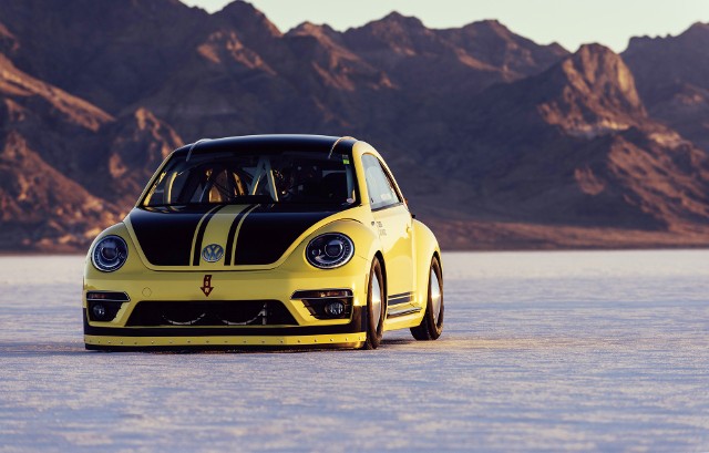 Podczas corocznego festiwalu World of Speed na jeziorze Bonneville w stanie Utah w USA specjalnie zmodyfikowany Volkswagen Beetle ustanowił nowy rekord prędkości. Beetle LSR (Land Speed Record) wyposażony w dwulitrowy silnik z turbodoładowaniem i bezpośrednim wtryskiem paliwa (TSI) osiągnął na dystansie jednej mili prędkość 328,195 km/h (205,122 mph) - największą jaką kiedykolwiek uzyskał Beetle / Fot. Volkswagen