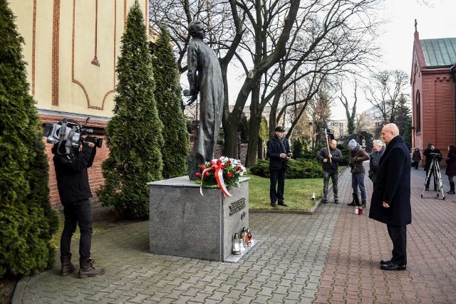 Uroczystości przy pomniku ks. Jerzego Popiełuszki na ulicy Głogowskiej