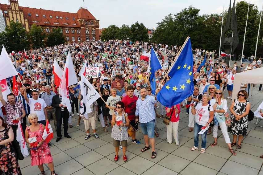 Protest na Placu Solidarności przeciwko reformie sądów. Przyszedł tłum [zdjęcia, wideo] 