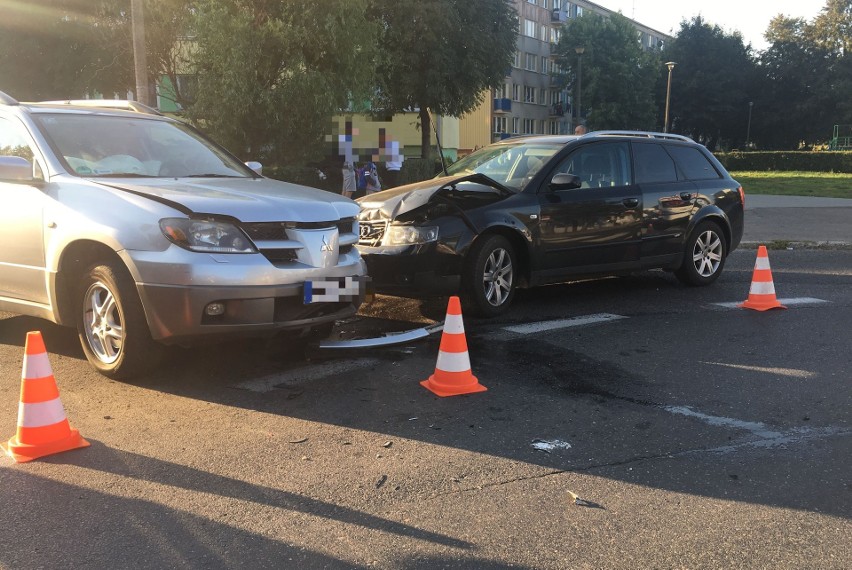 Ostrołęka. Poranny wypadek na ul. Starosty Kosa. Zderzyły się mitsubishi i audi [ZDJĘCIA, WIDEO]