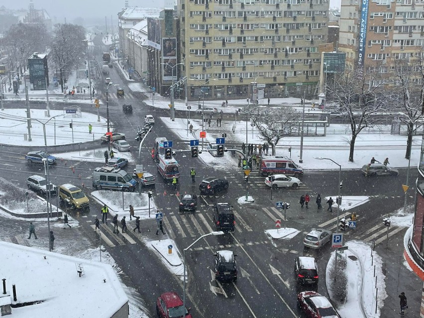 Zderzenie aut w centrum Szczecina. Ranne są trzy osoby, w tym dziecko