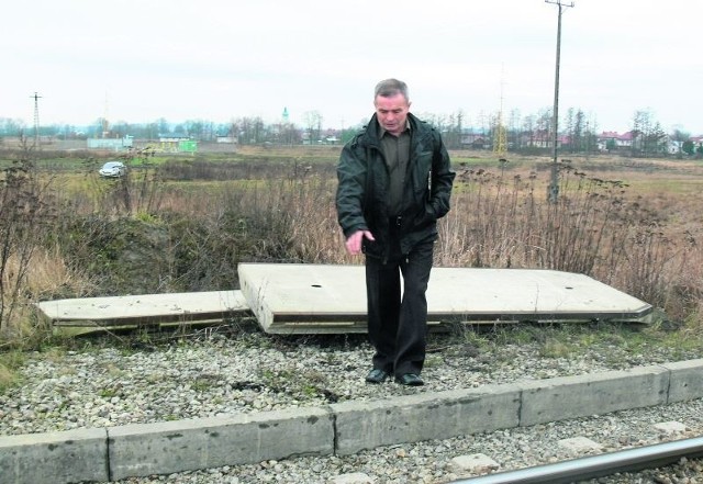 Jedną z osób, która przez ponad rok walczyła o przywrócenie drogi dojazdowej do pól jest radny Stanisław Skimina z Chmielowa.