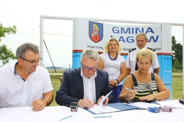 W środę umowy na pozyskanie pieniędzy pod inwestycje na odnowę wsi podpisali włodarze gmin z powiatu kieleckiego. Od lewej: członek zarządu województwa Piotr Żołądek, wójt Łagowa Paweł Marwicki i skarbnik gminy Łagów Małgorzata Sitarz. Z tyłu Małgorzata Kargul, szefowa Koła Gospodyń Wiejskich w Sadkowie, i Władysław Łata, prezes Ochotniczej Straży Pożarnej w Sadkowie.