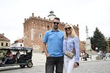 Tłumy turystów w Sandomierzu! Kolejki do Bramy Opatowskiej, lodziarni i... rycerzy [WIDEO, ZDJĘCIA]
