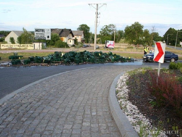 Sto skrzynek z piwem wypadło na drogę w Dolnej Grupie