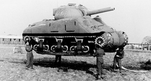 Setki gumowych makiet brytyjskich czołgów powstrzymały na jakiś czas atak Włochów w Afryce