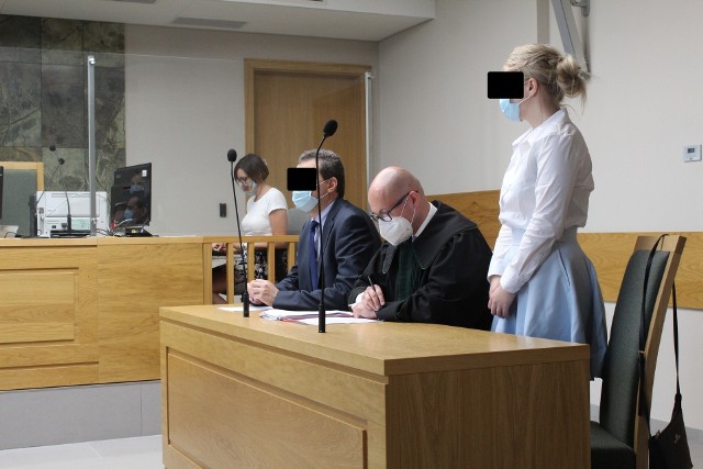 Oskarżony Paweł K. z żoną na sali rozpraw sądu