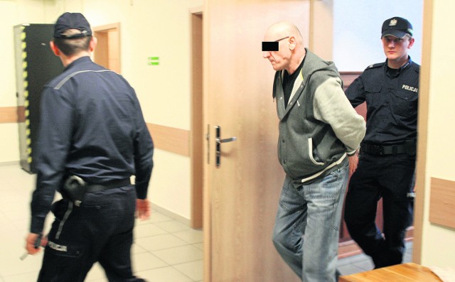 Leszek K. ps. Bociek po ogłoszeniu wyroku przed krakowskim sądem. Został skazany na 11 lat więzienia za zakatowanie  Anny O.