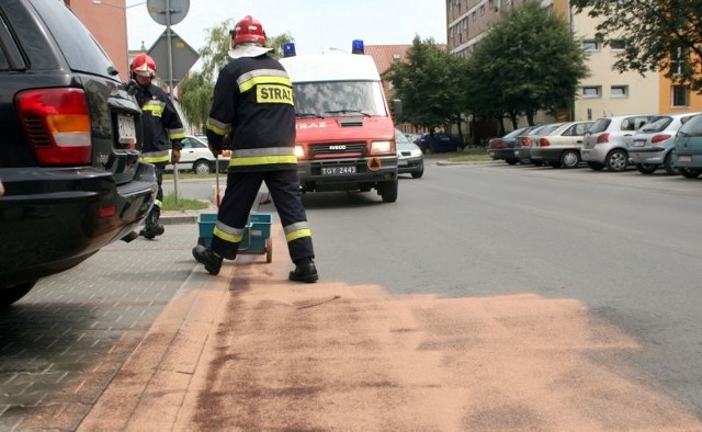 W środę w Tarnobrzegu strażacy neutralizowali rozlane na asfalcie płyny. Można im tylko współczuć&#8230;