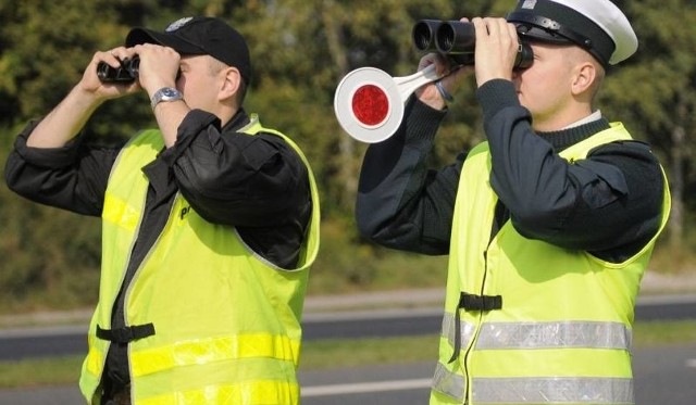 Policjanci ujęli dwóch nietrzeźwych zmieniajacych się za kierownicą motoroweru. Obie osoby były pijane