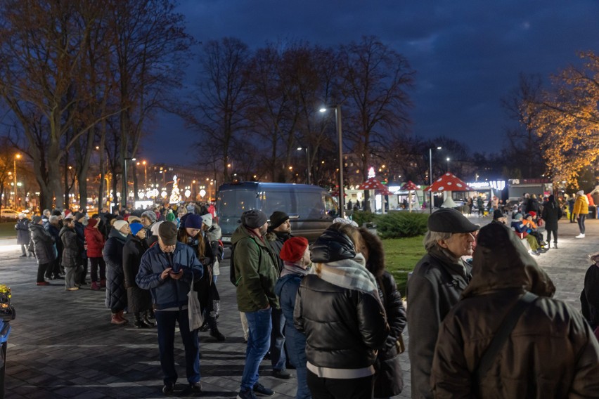 Tłum w kolejce po karpia w Krakowie. Przygotowano 10 tysięcy porcji