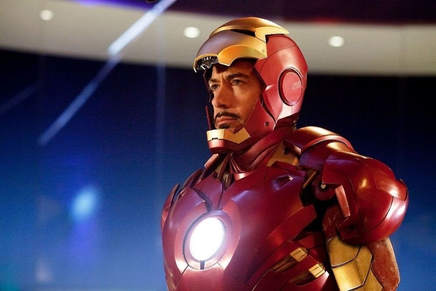 Tony Stark ujawnia, że jest superbohaterem znanym jako Iron...