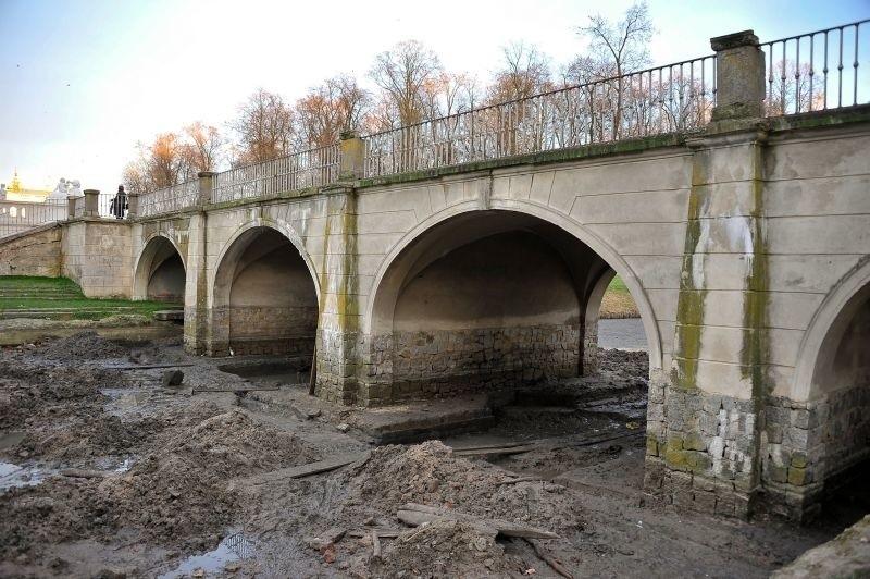 Pałac Branickich. Archeolodzy znaleźli relikty dawnego mostu (zdjęcia, wideo) 