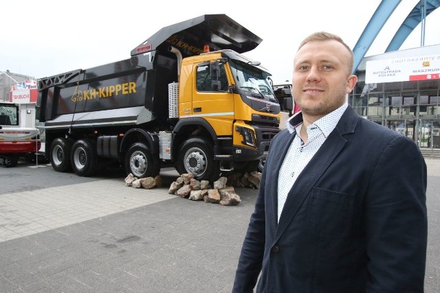 Andrzej Kamionka, prezes firmy KH-Kipper z Kajetanowa koła Kielc prezentuje wywrotkę, którą w czasie pracy będzie można oglądąć na targach Autostrada-Polska.