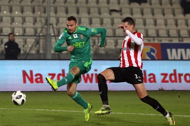 Wychowanek MOSiR Jasło, na Podkarpaciu kojarzony głównie z występów w Stali Mielec, strzelił pięknego gola w meczu Śląsk Wrocław – Cracovia (2:1). Cholewiak przebywał na placu gry od 74. minuty. Wrocławianie po 5 kolejkach są liderem tabeli PKO Ekstraklasy z dorobkiem 13 punktów. Mateusz Cholewiak przeprowadził akcję życia i zapewnił @SlaskWroclawPl zwycięstwo! Ale wpadło ?#ŚLĄCRA 2:1 pic.twitter.com/DHZRIkAJ5z— PKO BP Ekstraklasa (@_Ekstraklasa_) August 17, 2019 