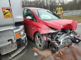 Wypadek na S8 przy węźle Knurowiec - zderzenie osobówki z ciężarówką. 4.01.2022. Zdjęcia
