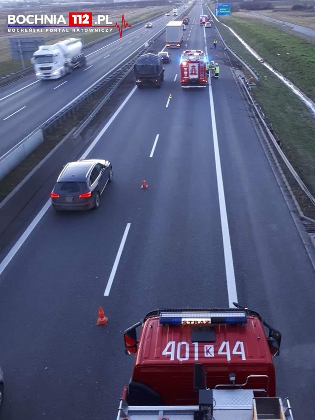 Kierujący samochodem osobowym na autostradzie A4 koło Bochni stracił panowanie nad pojazdem i uderzył w bariery, 17.01.2023