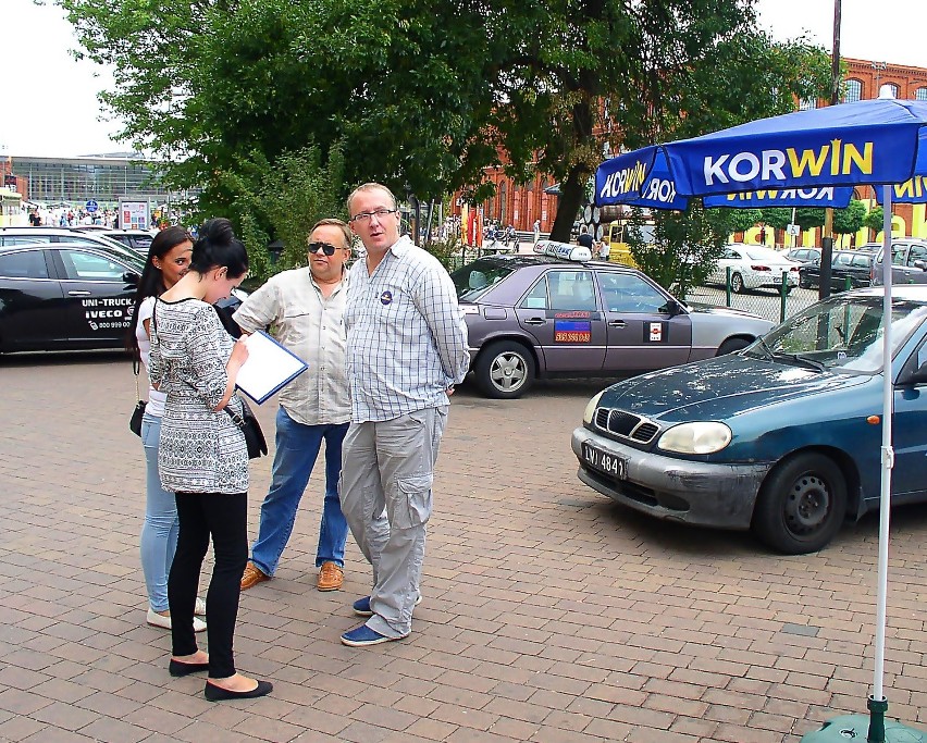 Działacze partii KORWiN zbierali podpisy przy Manufakturze [ZDJĘCIA]