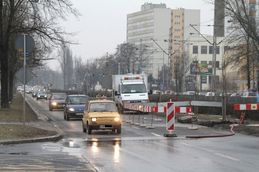 Awaria wodociągowa na skrzyżowaniu ul. Ślężnej i...