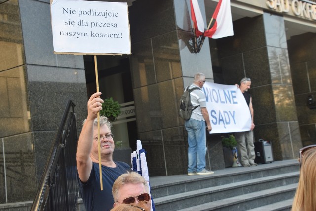 W środę o godz. 19 przed białostockim sądem okręgowym przy ul. Skłodowskiej 1 rozpoczął się protest. Ma związek z rozpoczynającą się właśnie sesją Sejmu.