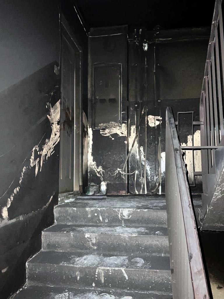 Pożar mieszkania w Stalowej Woli. 35 lokatorów ewakuowanych, 4 osoby zabrane do szpitala na badania [ZDJĘCIA]