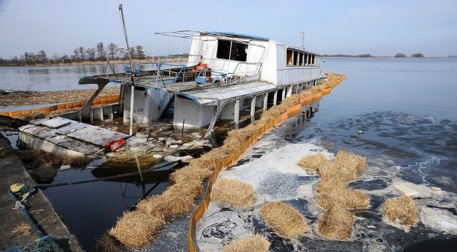 Wycieczkowiec Silvermun przypłynął do mariny Pałacu Młodzieży w 2003 r. Miał być w Polsce remontowany. Teraz  wydobywa się z niego ropa  zanieczyszczająca Dąbie. Dziś nurkowie obejrzą jego część podwodną.