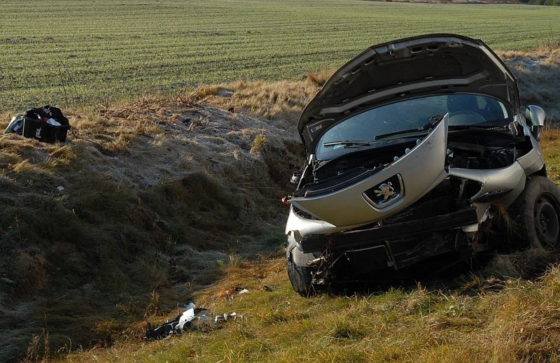 Wypadek za Laskowcem. Peugeot dachował. Zobacz zdjęcia